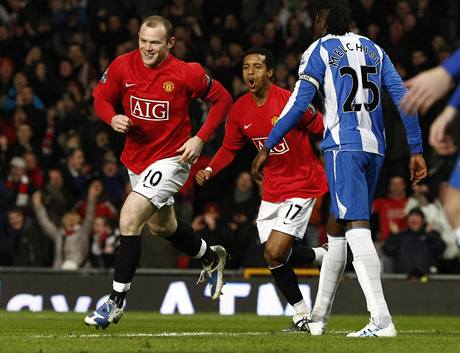 Wayne Rooney (vlevo) z Mancheteru United slaví gól