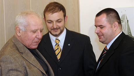 Pedseda nové politické strany Liberálové.cz Pavel Weiss (vpravo), tajemník strany Milan Hamerský a spolupracovník Tomá Jeek (vlevo). (12. ledna 2009)