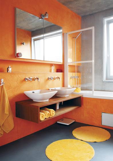 Koupelna se strkou Pandomo v oranov barv