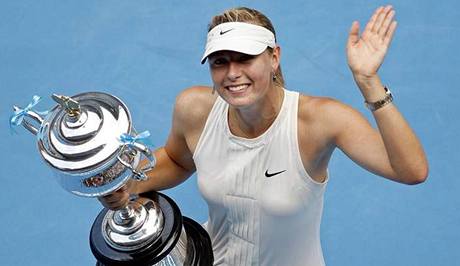 Maria arapovová s trofejí za triumf na Australian Open 2008