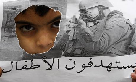 Jordnsk chlapec protestuje v Ammnu proti izraelskmu zsahu v psmu Gazy.