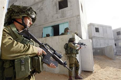 Izraelt zlonci se ve vcvikovm centru pipravuj na skuten boje v ulicch.