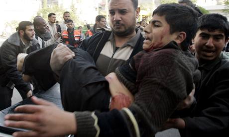 Palestinci odnej zrann po vbuchu izraelsk bomby.