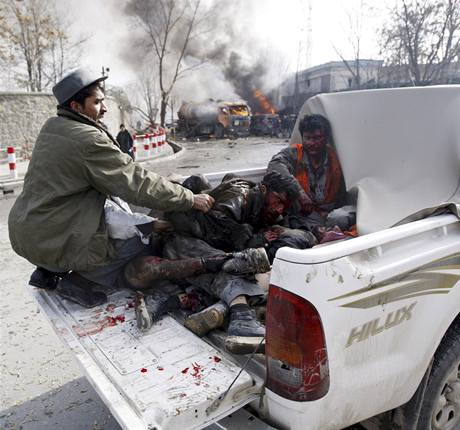 Afghánci odváejí zranné po výbuchu u nmecké ambasády v Kábulu.