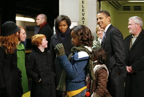 Barack Obama s rodinou ped odjezdem z Filadelfie.