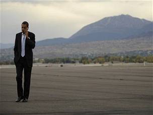 Barack Obama telefonuje pi prezidentské kampani v Nevad