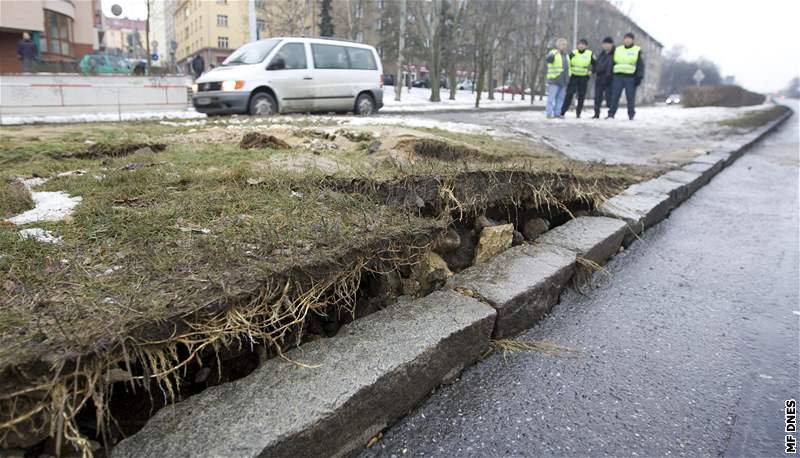 Prasklý vodovod zastavil dopravu na Patokov ulici v Praze Bevnov. (18. ledna 2009)