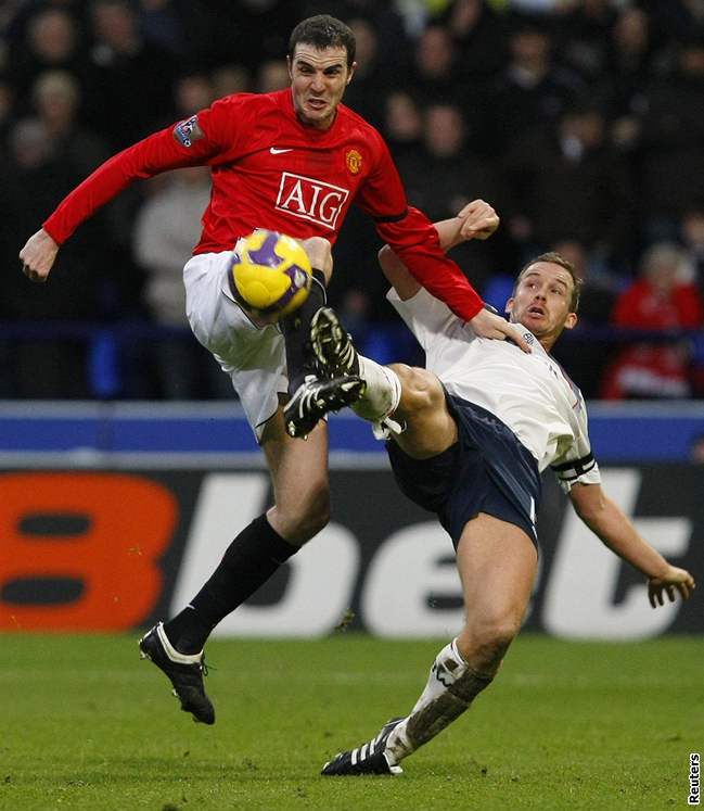 Bolton - Manchester United: Kevin Davies (vpravo) a hostující John O'Shea.