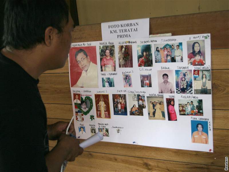 Fotografie moných obtí z indonéského trajektu jsou vystaveny na policejní stanici v Samarind. (12. leden 2009) 