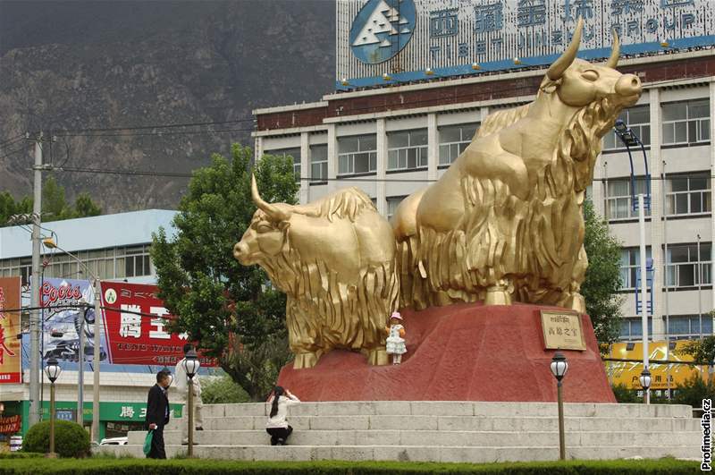 Tibetské mnichy na kadém kroku hlídají policisté v civilu. (na pozadí)