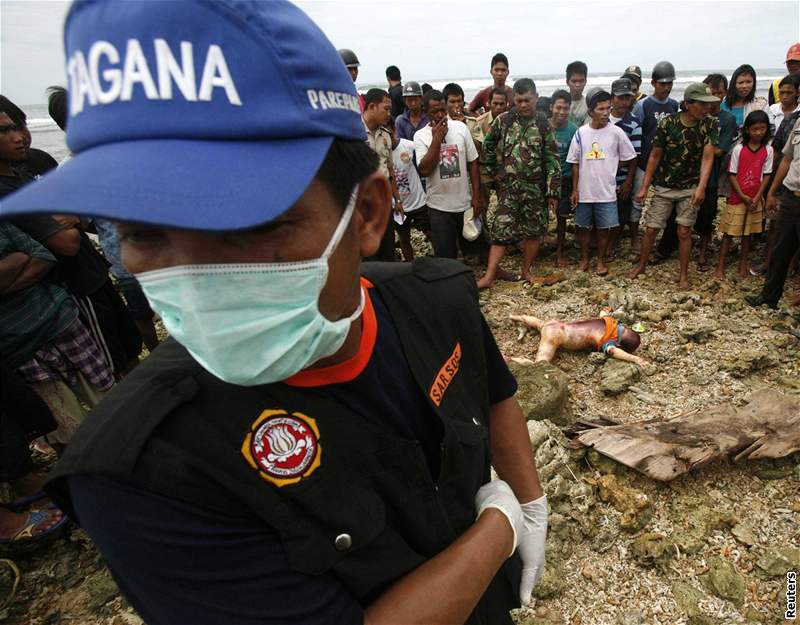 Záchraná poblí tla jednoho z cestujích z indonéského trajektu, který se v nedli potopil (13. leden 2009)