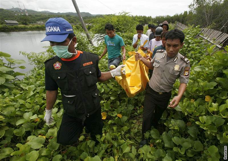 Policisté a záchranái nesou tlo cestujícího z indonéského trajektu, který se potopil v nedli. (13. leden 2009)