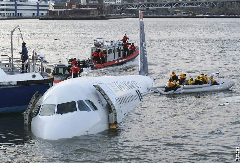 Letadlo US Airways po nouzovém pistání do eky Hudson v New Yorku (15. ledna...