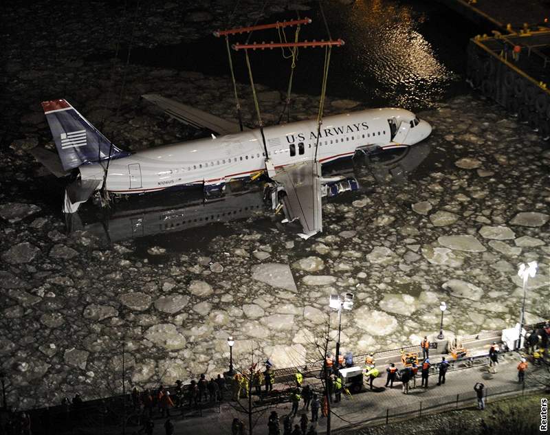 Letoun US Airways vera záchranái vyzvedli pomocí speciálního jeábu z mrazivé vody eky Hudson.