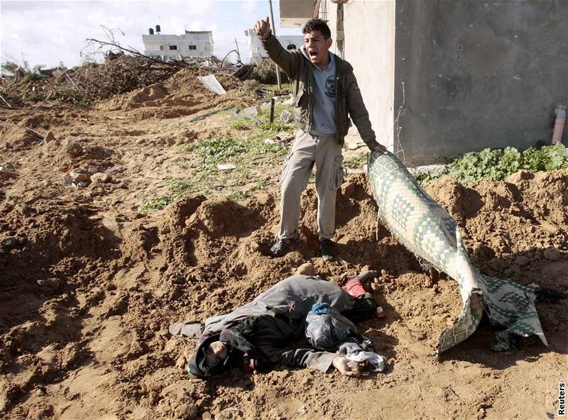 Palestinec ped tlem eny zabité bhem izraelské ofenzivy v pásmu Gazy. (18. leden 2009)
