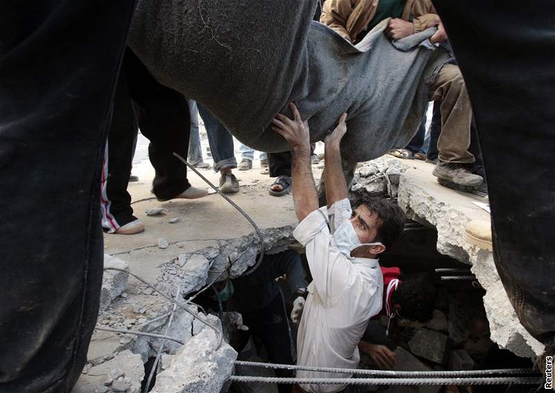 Palestinci vytahují z trosek domu tlo obti izraelské ofenzivy v pásmu Gazy. (18. leden 2009)