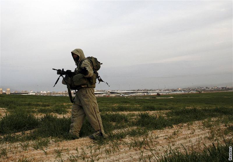 Izraelský voják hlídkuje u msta Gazy (16. ledna 2009)