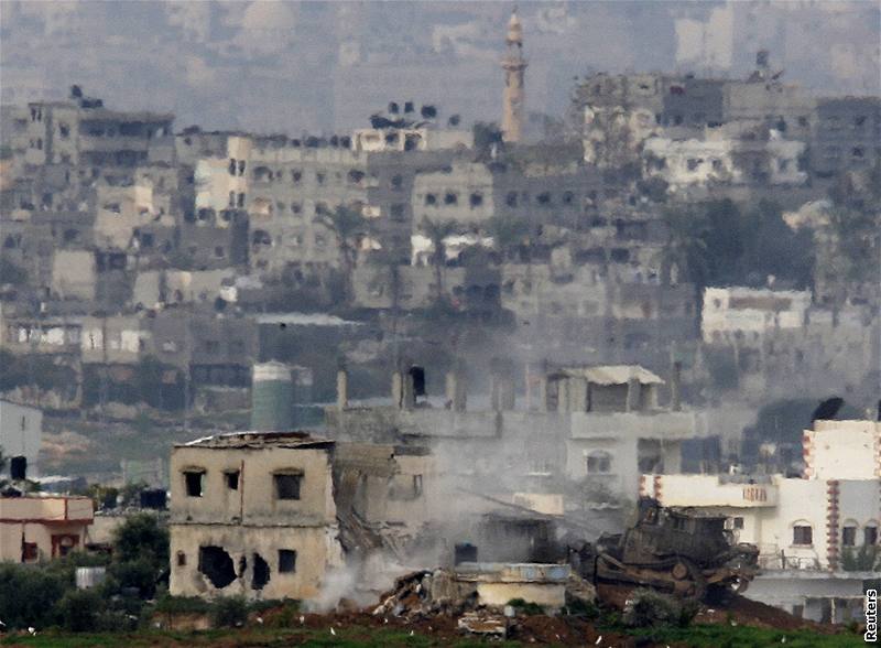 Izraelský tank demoluje dm v Gaze (16. ledna 2009)