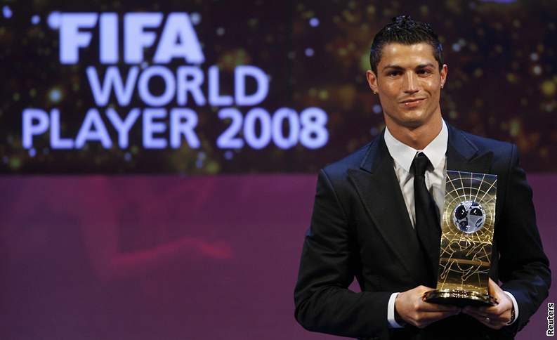 Cristiano Ronaldo s trofejí pro nejlepího fotbalistu svta.