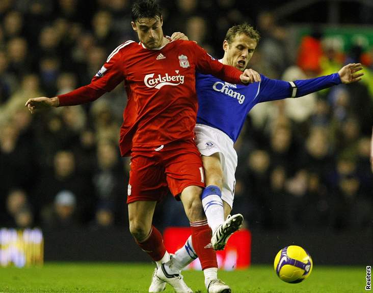 Liverpool - Eceron: liverpoolský Albert Riera (vlevo) v souboji s Philem Nevillem z Evertonu.