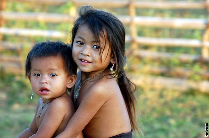 Jiní Laos, vesnika kmene Katang - Ban Vongsikeo