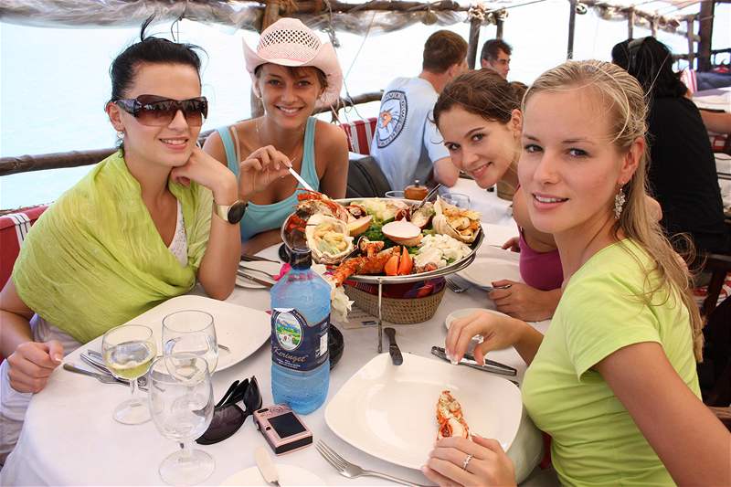 Beáta Bocková, Hana Mücková, Nicola Mináriková a Veronika idková obdvají moské plody na keské lodi Tamarinda Dhow