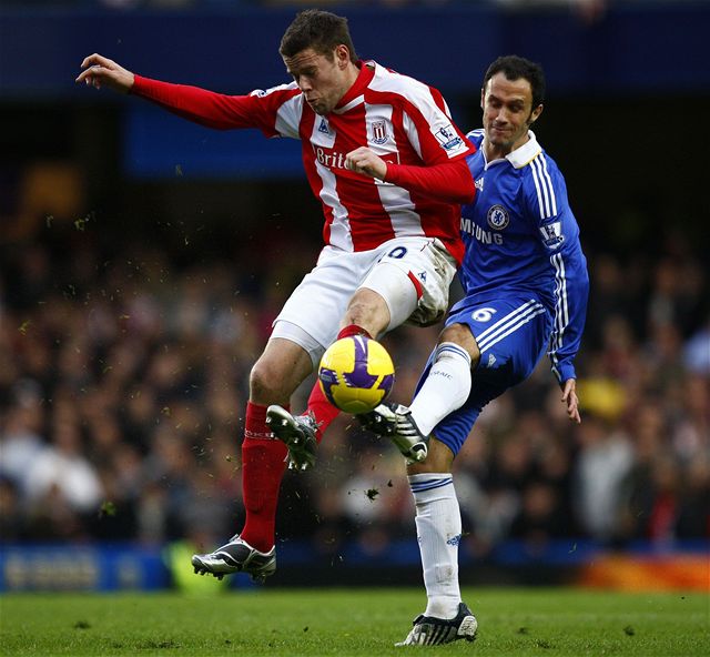 Chelsea - Stoke: Ricardo Carvalho (vpravo) brání hostujícího Jamese Beattieho. 