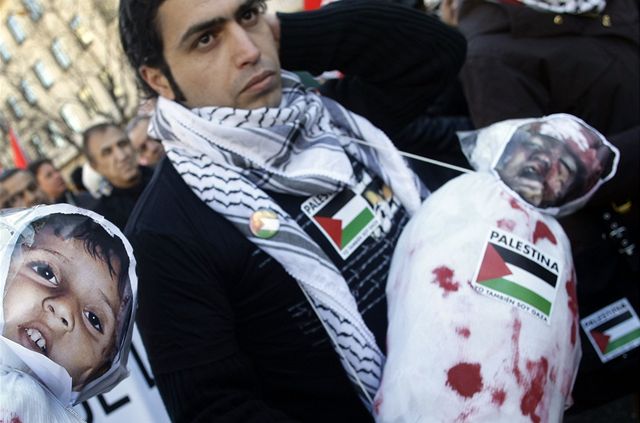 Protest proti izraelskému zásahu v pásmu Gazy v libanonském Bejrútu.