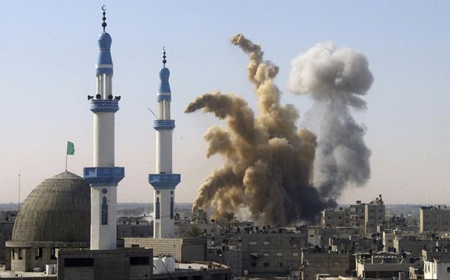 Izraelská armáda soustavn osteluje i msto Rafáh na jihu pásma Gazy.