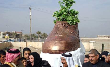 Pomník pipomínající iráckého novináe, který hodil botou po Georgi Bushovi