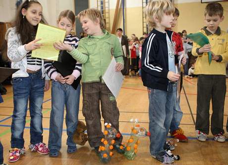 ci na Zkladn koly s. Armdy v Bohumn na Karvinsku si pili pro vysvden v originlnch papuch. (29.1.2009)