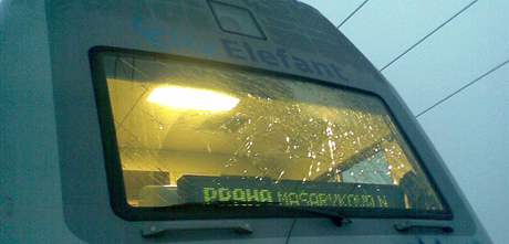 Rozbité okno vlaku z Kolína do Prahy, který ráno asi v 6:45 zstal pes hodinu a pl stát mezi stanicemi Msttice a Zelene. Dvodem mla být prasklá trolej.