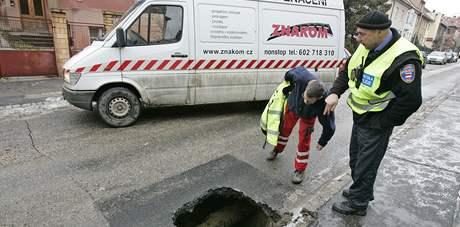 Propadl silnice na babikov ulici v Brn