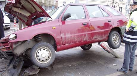 Auto na Vídeské ulici v brn perazilo semafor a zranilo chodce