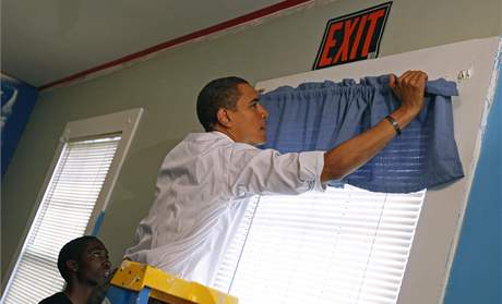 Barack Obama pracuje v tulku pro mlad bezdomovce Sasha Bruce House ve Washingtonu (19. leden 2009)