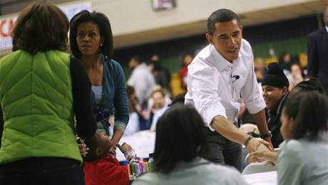 Barack Obama s manelkou Michelle vtaj dobrovolnky, kte pili do koly Calvin Coolidge High School ve Washingtonu pomhat s dobrovolnickmi pracemi (19. leden 2009)