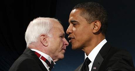 Dvj rivalov na post prezidenta USA Barack Obama a John McCain bhem veee na McCainovu poest. (19. leden 2009)