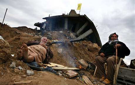 Palestinci se zahvaj na mst, kde stvaly jejich domy v tboe Dablia na severu Gazy.  (20. leden 2009)