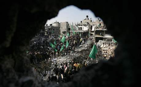Prohamasovsk shromdn Palestinc ped domem zabitho vdce radiklnho hnut Nizra Rajna. (20. leden 2009)