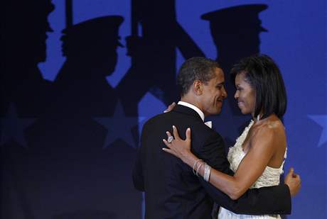 Prezident Barack Obama s prvn dmou Michelle na jednom z inauguranch bl ve Washingtonu.