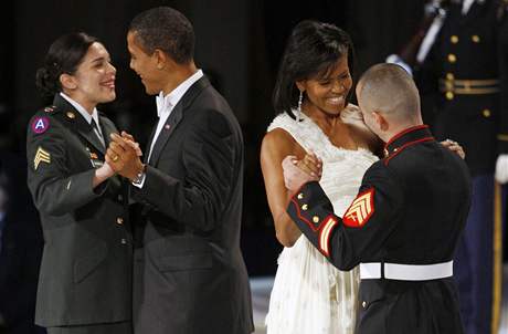 Prezident Barack Obama tan se serantkou Hererrovou a prvn dma Michelle se serantem Guillenem na jednom z inauguranch bl ve Washingtonu.