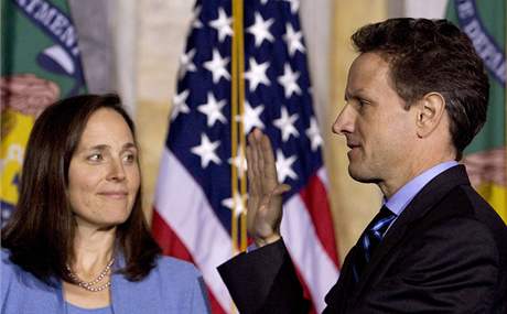 Timothy Geithner s enou Carole pi písaze po zvolení americkým ministrem financí. (26. leden 2009)