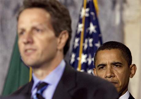 Prezident Barack Obama naslouch projevu novho ministra financ USA Timothyho Geithnera. (26. leden 2009)