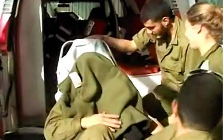 Zranný izraelský voják pi pevozu do nemocnice po ranní explozi poblí hraniního pechodu Kisufim (27. leden 2009)