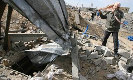 Palestinec se pipravuje na kontrolu jednoho z tunel, ktermi paerci penej z Egypta zbo a zbran, po izralskm bombardovn. (28. leden 2009)