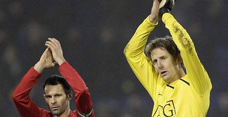 Edwin van der Sar (vpravo) a Ryan Giggs z Manchesteru United