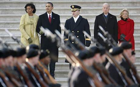 Barack Obama sleduje v roli velitele ozbrojených sil svojí první vojenskou pehlídku. (20.ledna 2009)