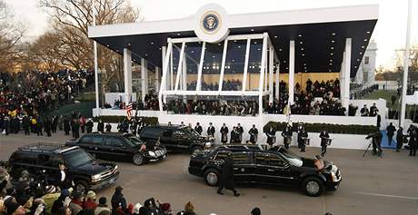 Prezidentská kolona míjí tribunu, ze které bude Barack Obama sledovat prvod na jeho poest.(20. ledna 2009)