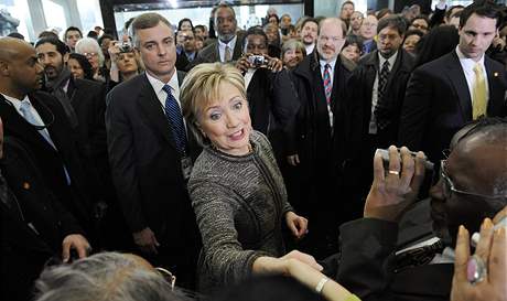 Hillary Clintonová se zdraví se zamstnanci ministerstva zahranií.