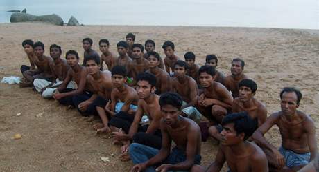 Barmtí uprchlíci krátce po zadrení thajskou pohraniní stráí.